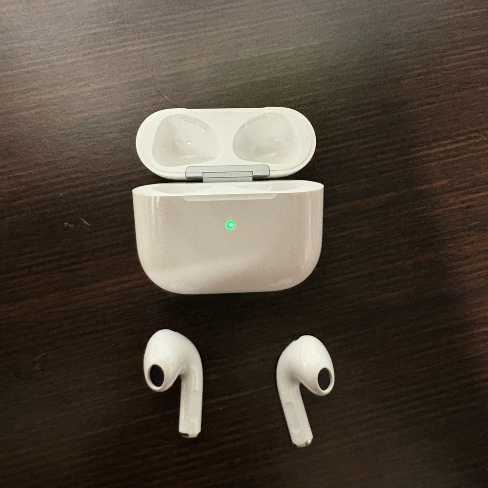 Apple White Wireless Earbuds with Charging Case